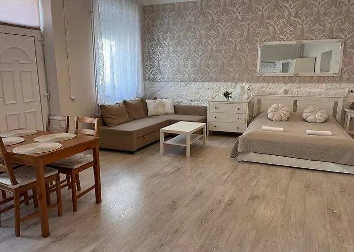 Pacsirta Apartmanhaz Lägenhet Eger