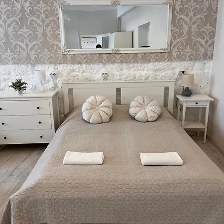 Apartment Pacsirta Apartmanhaz *