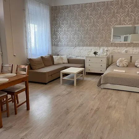 Pacsirta Apartmanhaz Apartment Eger