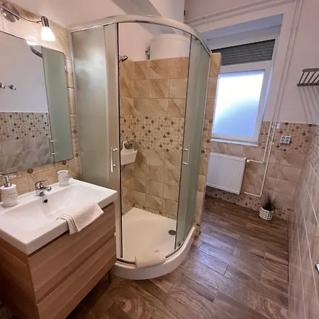 Pacsirta Apartmanhaz *