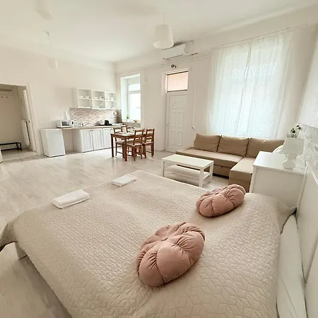 Pacsirta Apartmanhaz * Eger