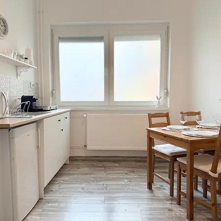 Pacsirta Apartmanhaz Appartement Eger